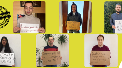 Auf dem Bild stehen sechs Personen, die Plakate in der Hand halten auf denen antirassistische Botschaften stehen. 