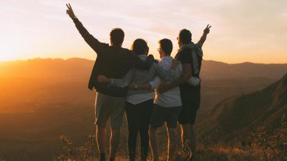 Menschen vor einem Sonnenuntergang