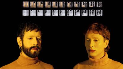 Porträt zweier Personen mit Rollkragenpullover und weiß geschminktem Gesicht, darüber zwei Reihen Pillenblister, teilweise entleert