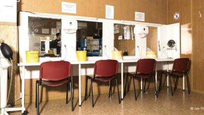 Drogenkonsumraum: Stühle stehen vor einer Wand mit Spiegeln und Tischen