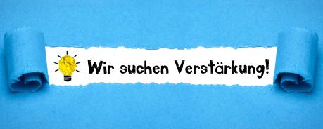 Blauer Hintergrund der aufgerissen ist, darunter steht in schwarzer Schrift auf weißem Hintergrund "Wir suchen Verstärkung", daneben ist eine gelbe Glühbirne zu sehen