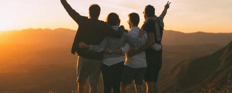 Menschen vor einem Sonnenuntergang