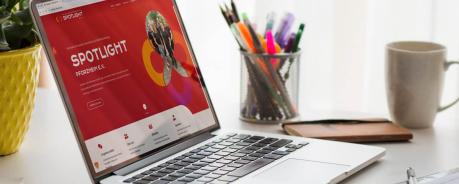 Ein Foto eines Laptops auf einem Schreibtisch